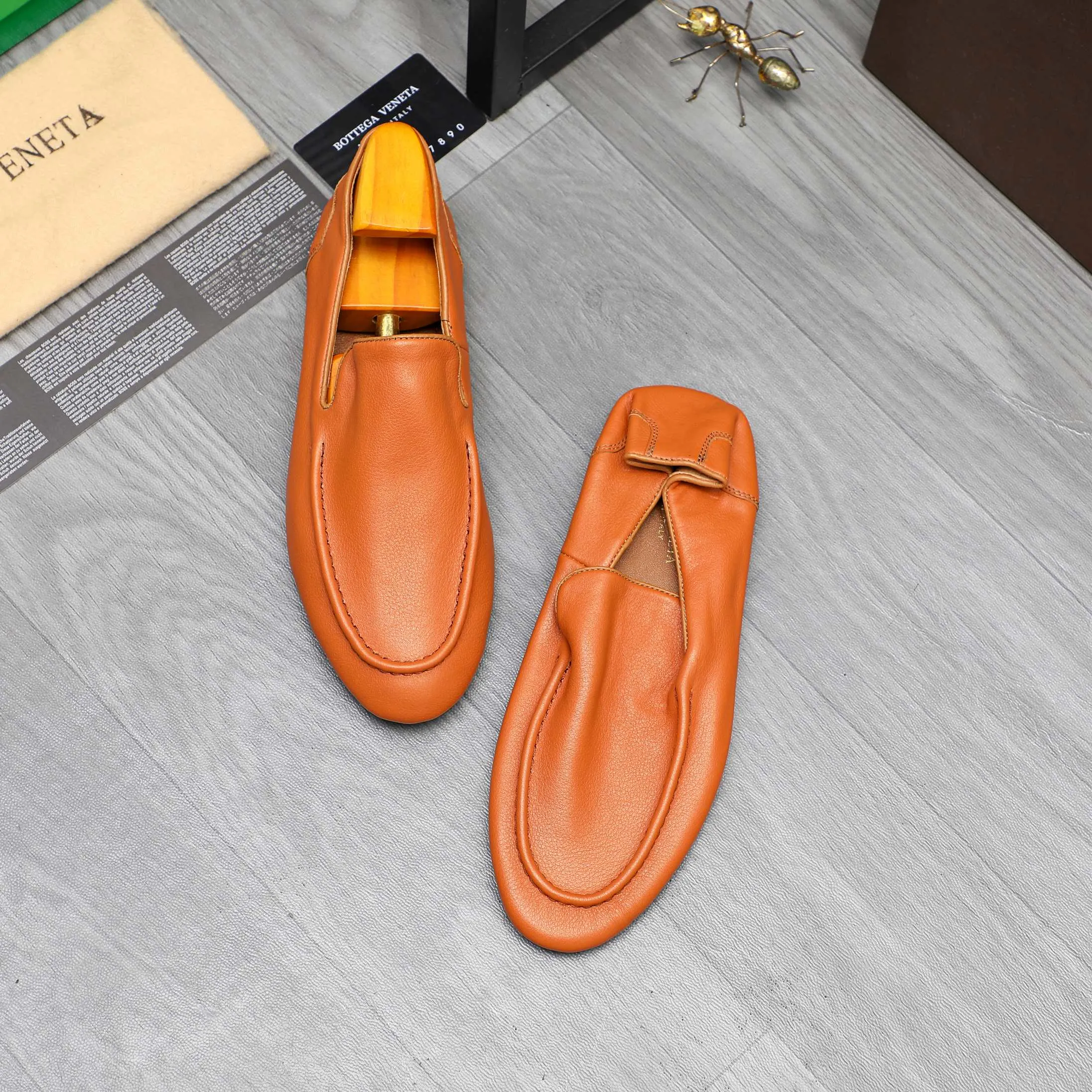 Men's shoes 💰460 Product trademark: BV "Bottega Veneta" soft leather slip-on men's shoes Regular size: 39-45 Product materials: Selected high-quality cowhide upper, cowhide lining, original outsole